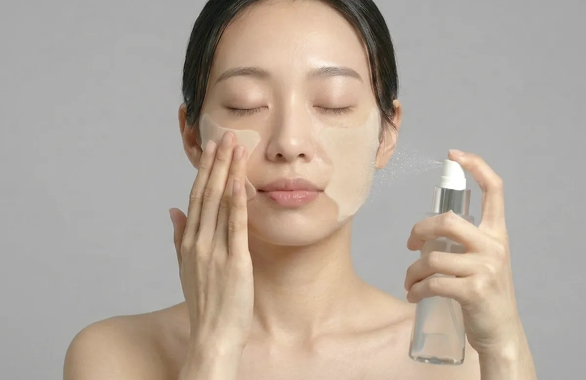 ミストをスプレーする様子